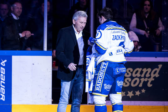 Mats Åhlberg hyllas innan  ishockeymatchen i SHL mellan