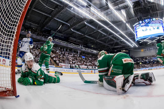 Rögles Tony Sund och Rögles målvakt Christoffer Rifalk
