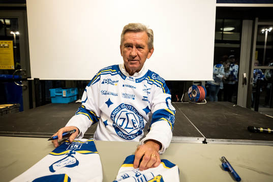 Mats Åhlberg signerar tröjor innan ishockeymatchen i SHL