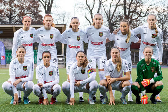 Brommapojkarnas startelva ställer upp för en lagbild