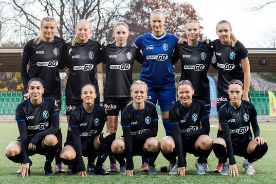 Växjös startelva ställer upp för en lagbild