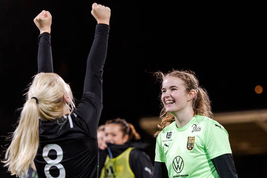 Umeås Vera Croné och målvakt Ella Holmberg jublar