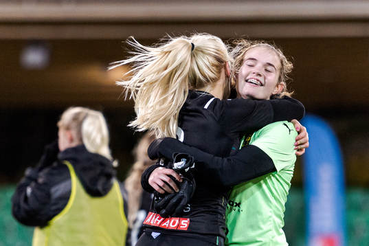 Umeås Vera Croné och målvakt Ella Holmberg jublar
