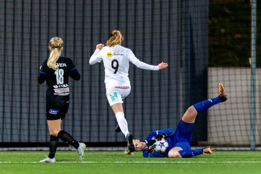 Växjös Thea Öhman och målvakt Tilda Torstensson mot