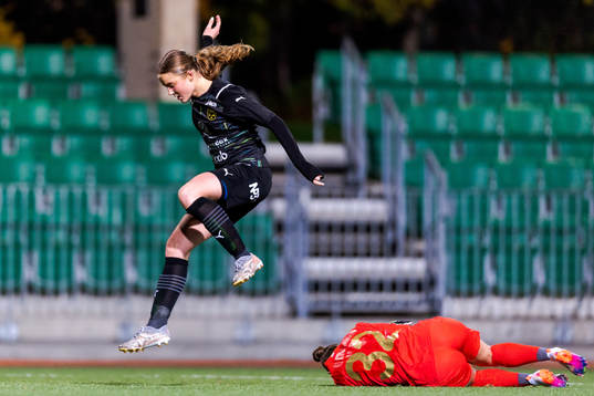 Umeås Thea Bäckström och FC Rosengårds målvakt Matilda