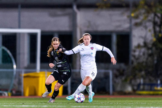 Umeås Thea Bäckström och FC Rosengårds Tilde Björklund