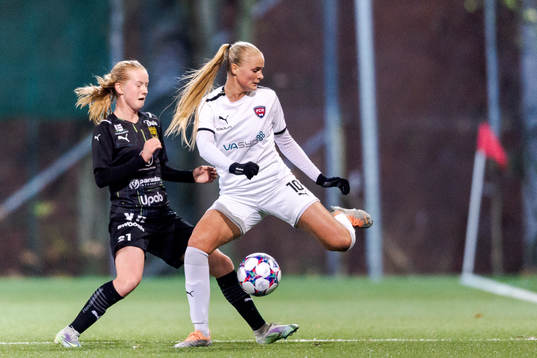 Umeås Tuva Nilsson och FC Rosengårds Hanna Stenberg