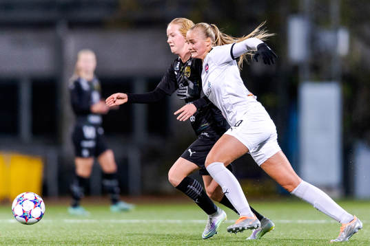 Umeås Tuva Nilsson och FC Rosengårds Hanna Stenberg