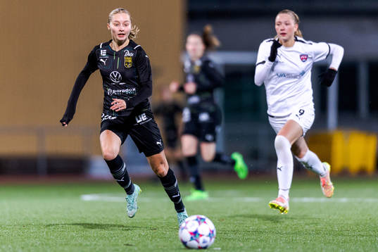Umeås Julia Holmgren och FC Rosengårds Cajsa Rubensson