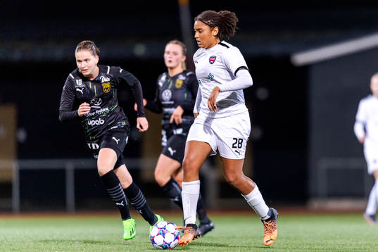 Umeås Elise Johansson och FC Rosengårds Jo-Anne Agbor