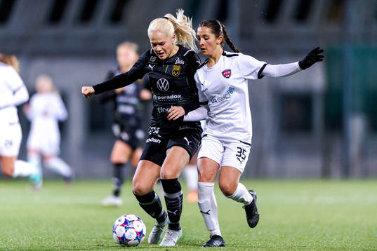 Umeås Vera Croné och FC Rosengårds Filippa Sjöström