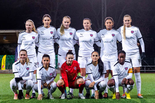 FC Rosengårds startelva ställer upp för en lagbild