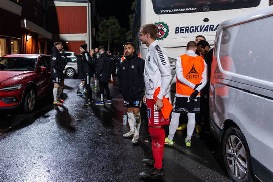 Örebros spelare väntar utanför arenan på grund av