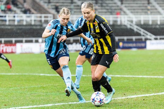 Djurgårdens Sara Olai och Häckens Stine Larsen