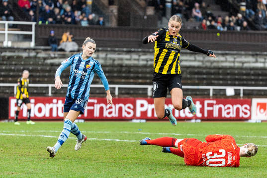 Djurgårdens Emelie Lövgren och målvakt Hedvig Lindahl