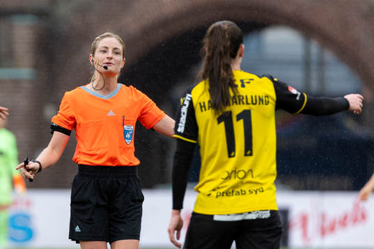 Domare Eva Svärdsudd i diskussion med Häckens Pauline