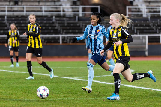 Djurgårdens Linda Maserame Motlhalo och  Häckens Anna