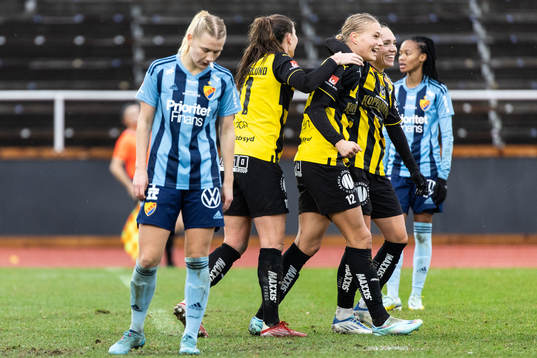 Häckens Elin Rubensson jublar med Pauline Hammarlund och