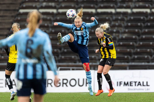 Djurgårdens Stina Lisa Johansson och Häckens Josefine