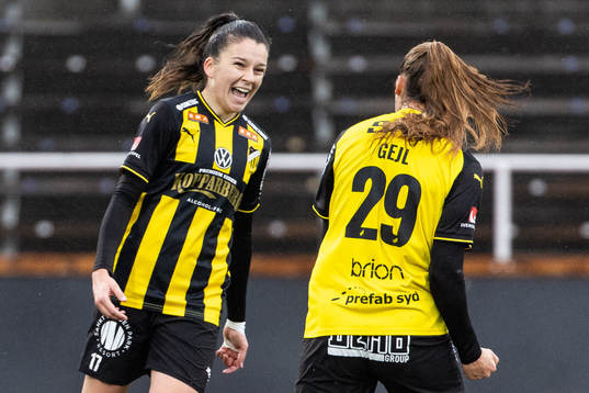 Häckens Mille Gejl Jensen jublar med Anna Julia Csiki