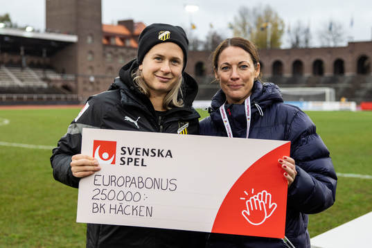 Häckens Filippa Curmark med en check från Svenska Spel
