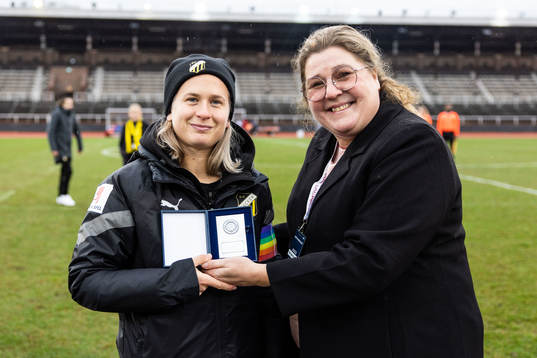 Häckens Filippa Curmark tar emot lagmedaljen