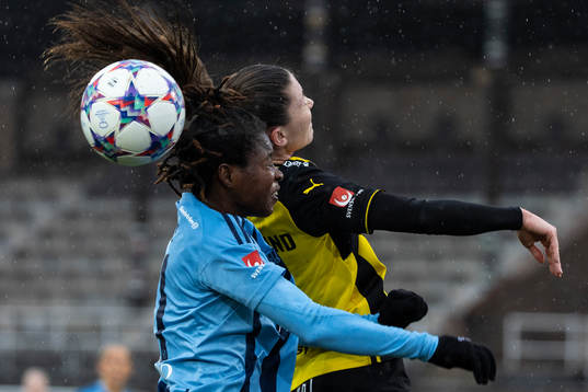 Djurgårdens Portia Boakye och Häckens Pauline Hammarlund