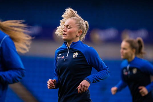 Zara Katarina Jönsson of Stabæk warms up