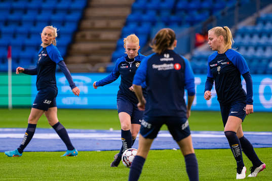 Thea Loennecken of Stabæk warms up