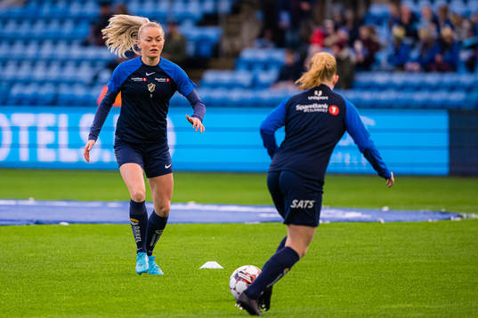 Zara Katarina Jönsson of Stabæk warms up