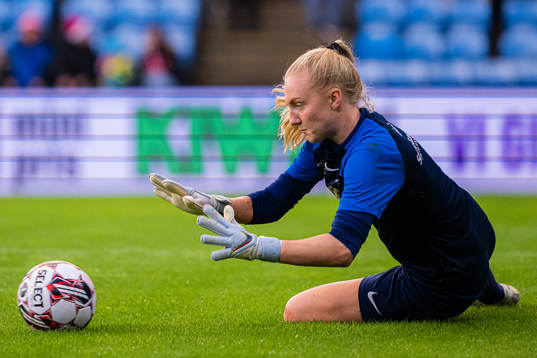 Sunniva Skoglund of Stabæk warms up
