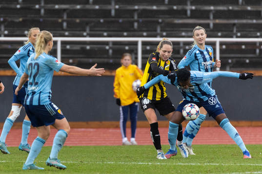 Häckens Elin Rubensson och Djurgårdens Portia Boakye