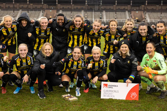 Häckens spelare jublar med silvermedaljer