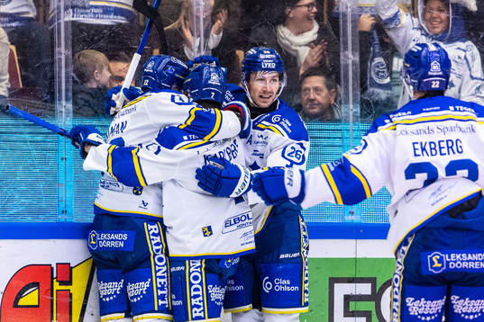 Leksands Kalle Östman jublar med Marcus Karlberg och