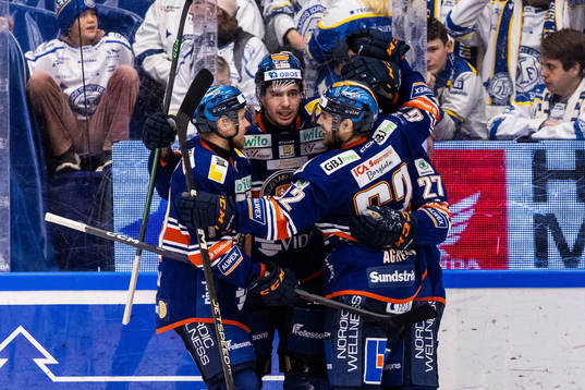 Växjös Hardy Häman Aktell jublar
