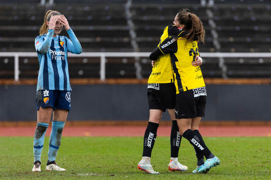 Häckens Mille Gejl Jensen och Pauline Hammarlund jublar 3-1