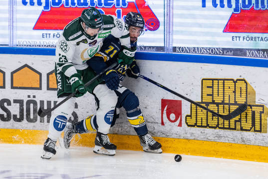 Färjestads Ville Pokka och HV71s Tyler Vesel