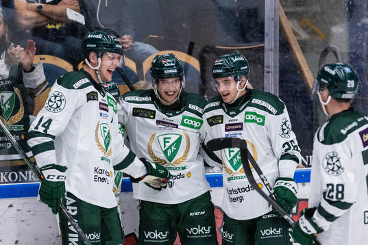 Färjestads Marcus Nilsson jublar med lagkamrater