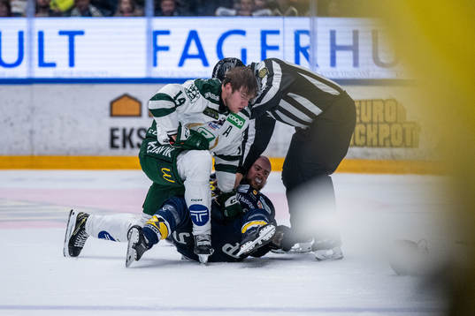 Färjestads Victor Ejdsell och HV71s Nichlas Torp i