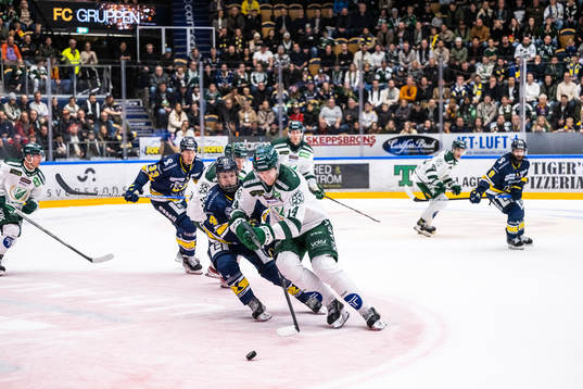 HV71s Oscar Fisker Molgaard  och Färjestads Victor Ejdsell