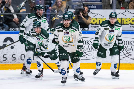 Färjestads Marcus Nilsson jublar med lagkamrater