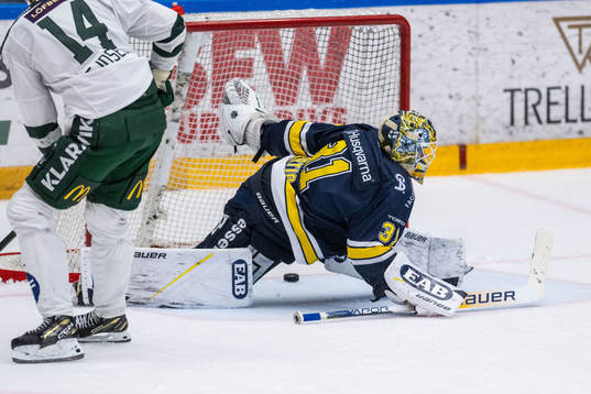 Färjestads Victor Ejdsell (ej i bild) gör 2-3 bakom HV71s