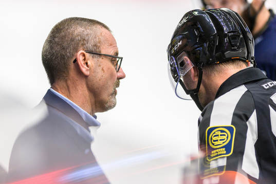 tränare Tommy Samuelsson diskuterar med domare
