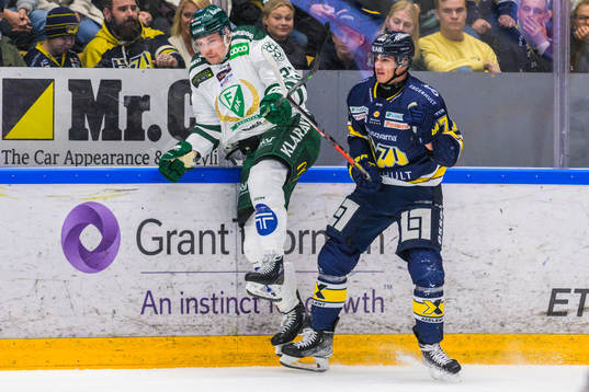 Färjestads Ville Pokka och HV71s Herman Hansson