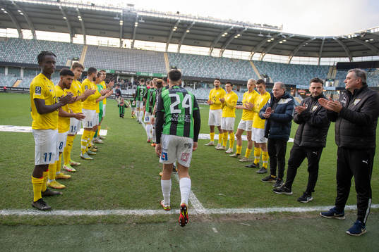 IFK Malmös spelare välkomnar GAIS spelare