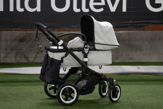 en barnvagn inne på plan