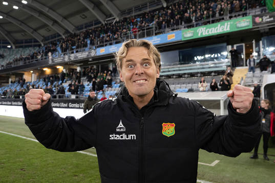 GAIS tränare Fredrik Holmberg jublar