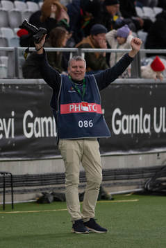 GAIS supporterfotograf Mikael Josefsson jublar