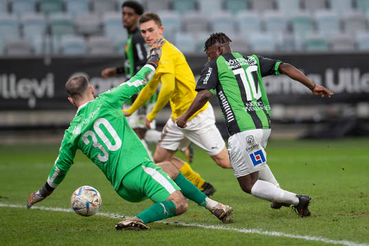 GAIS Michael Kargbo gör mål bakom IFK Malmös målvakt
