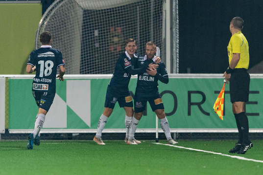 Örgrytes Nicklas Bärkroth jublar med lagkamrater
